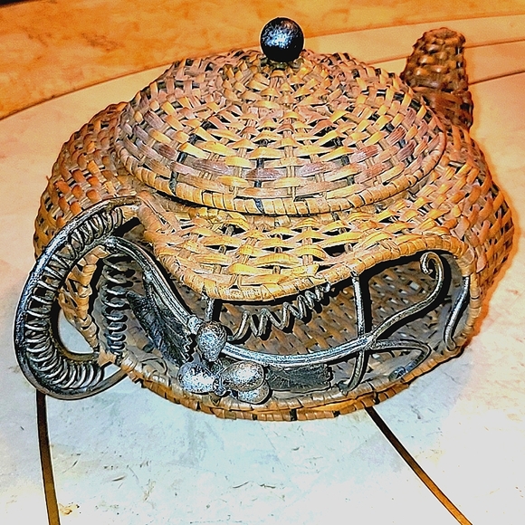 WICKER TEA POT BASKET WITH METAL FRAME, HANDLE & GRAPES - Picture 2 of 9